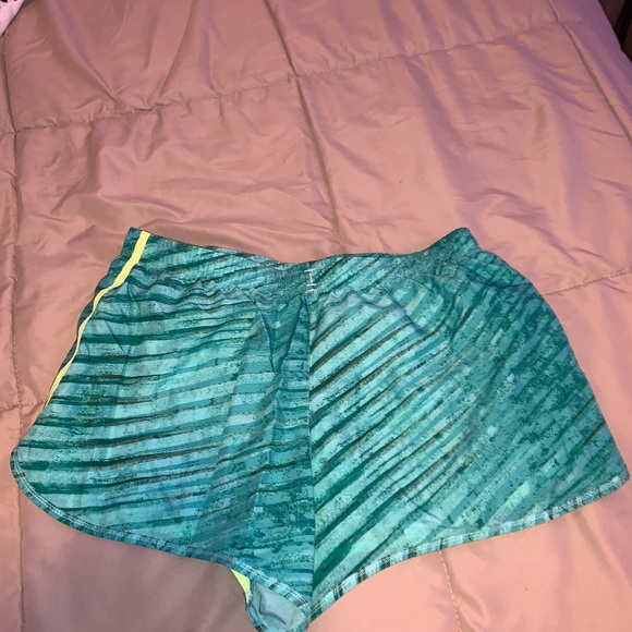Under armor shorts - Picture 2 of 3